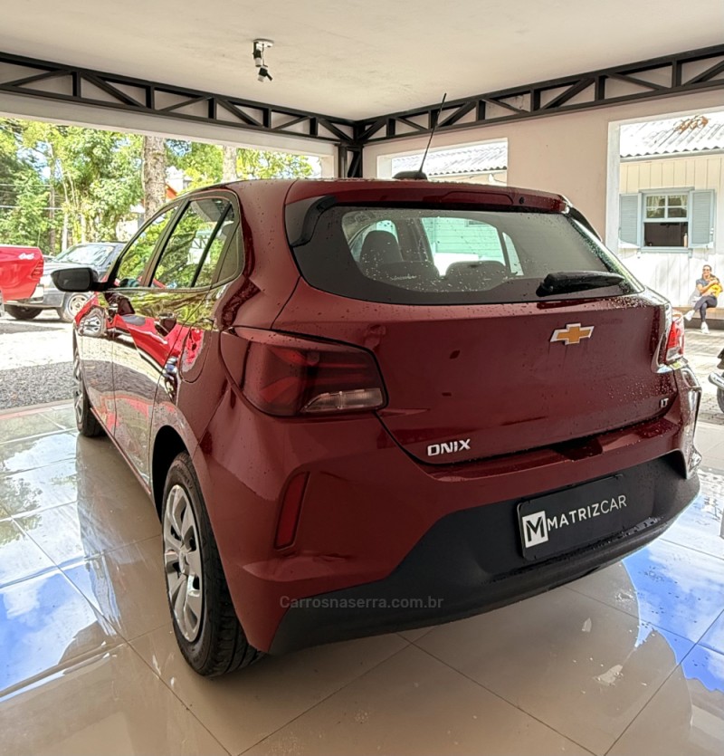 ONIX 1.0 LT 12V FLEX 4P MANUAL - 2023 - CANELA