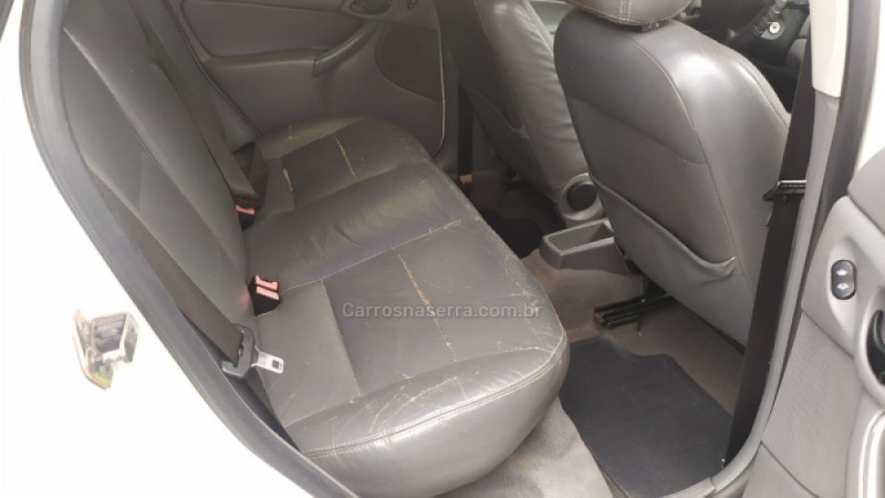 FOCUS 1.8 16V GASOLINA 4P MANUAL - 2001 - CAXIAS DO SUL