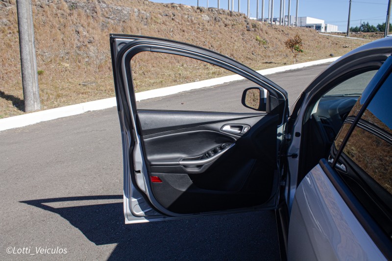 FOCUS 2.0 SE SEDAN 16V FLEX 4P AUTOMÁTICO - 2018 - FARROUPILHA
