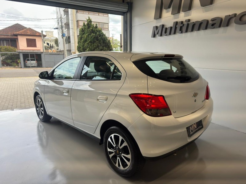 ONIX 1.4 MPFI LTZ 8V FLEX 4P MANUAL - 2015 - BENTO GONçALVES