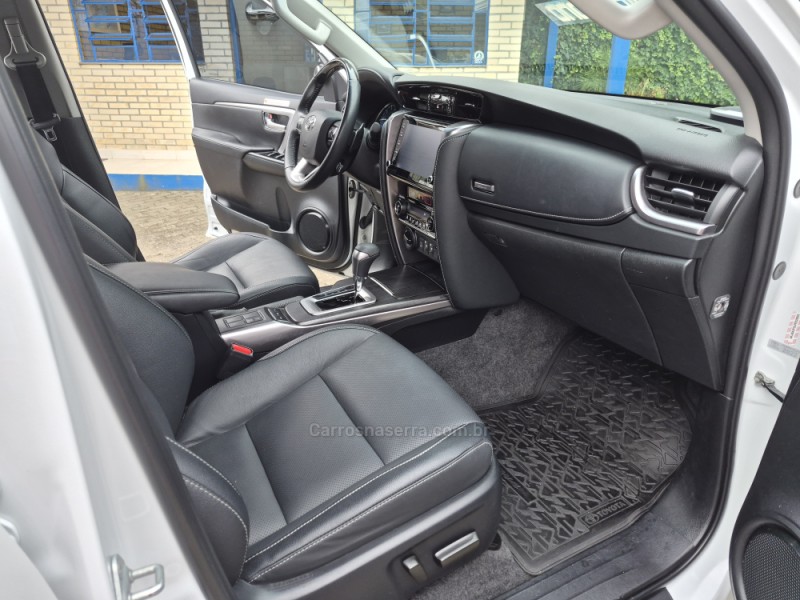 HILUX SW4 2.8 SRX 4X4 7 LUGARES 16V TURBO INTERCOOLER DIESEL 4P AUTOMÁTICO - 2023 - CAXIAS DO SUL