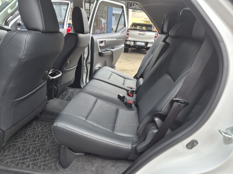 HILUX SW4 2.8 SRX 4X4 7 LUGARES 16V TURBO INTERCOOLER DIESEL 4P AUTOMÁTICO - 2023 - CAXIAS DO SUL
