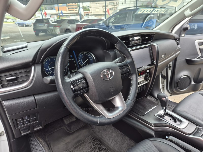 HILUX SW4 2.8 SRX 4X4 7 LUGARES 16V TURBO INTERCOOLER DIESEL 4P AUTOMÁTICO - 2023 - CAXIAS DO SUL