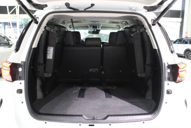 HILUX SW4 2.8 4X4 SRX PLATINUM TURBO 7 LUGARES DIESEL 4P AUTOMÁTICO - 2025 - CAXIAS DO SUL