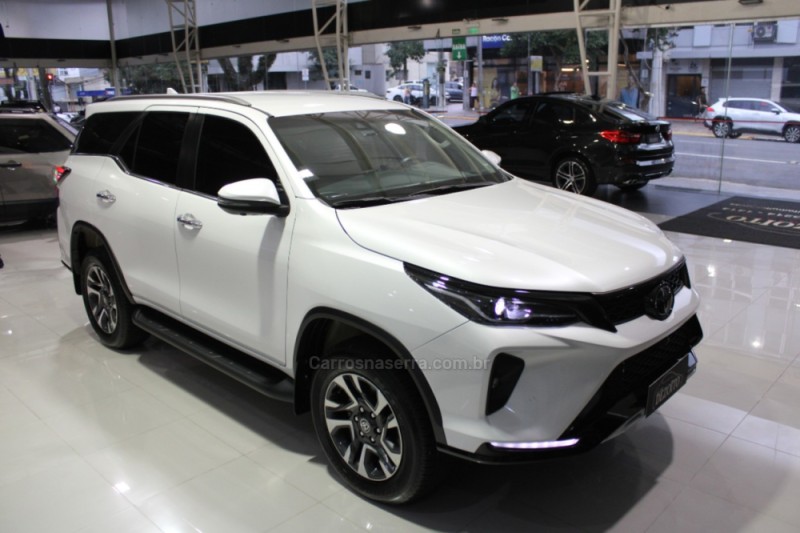 HILUX SW4 2.8 4X4 SRX PLATINUM TURBO 7 LUGARES DIESEL 4P AUTOMÁTICO - 2025 - CAXIAS DO SUL