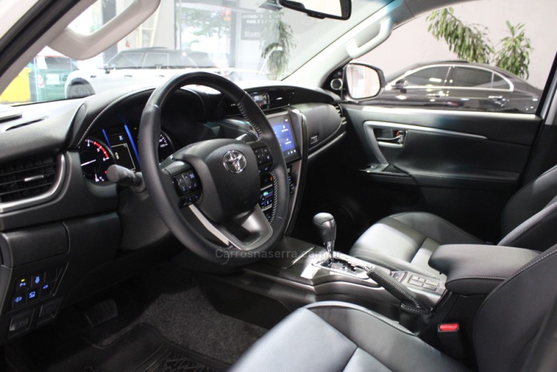 HILUX SW4 2.8 4X4 SRX PLATINUM TURBO 7 LUGARES DIESEL 4P AUTOMÁTICO - 2025 - CAXIAS DO SUL