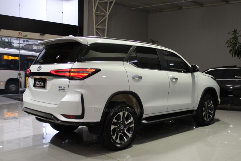 HILUX SW4 2.8 4X4 SRX PLATINUM TURBO 7 LUGARES DIESEL 4P AUTOMÁTICO - 2025 - CAXIAS DO SUL