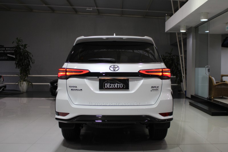 HILUX SW4 2.8 4X4 SRX PLATINUM TURBO 7 LUGARES DIESEL 4P AUTOMÁTICO - 2025 - CAXIAS DO SUL