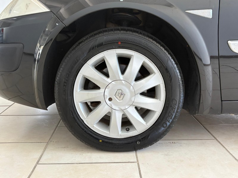 MÉGANE 2.0 DYNAMIQUE GRAND TOUR 16V GASOLINA 4P AUTOMÁTICO - 2011 - BENTO GONçALVES