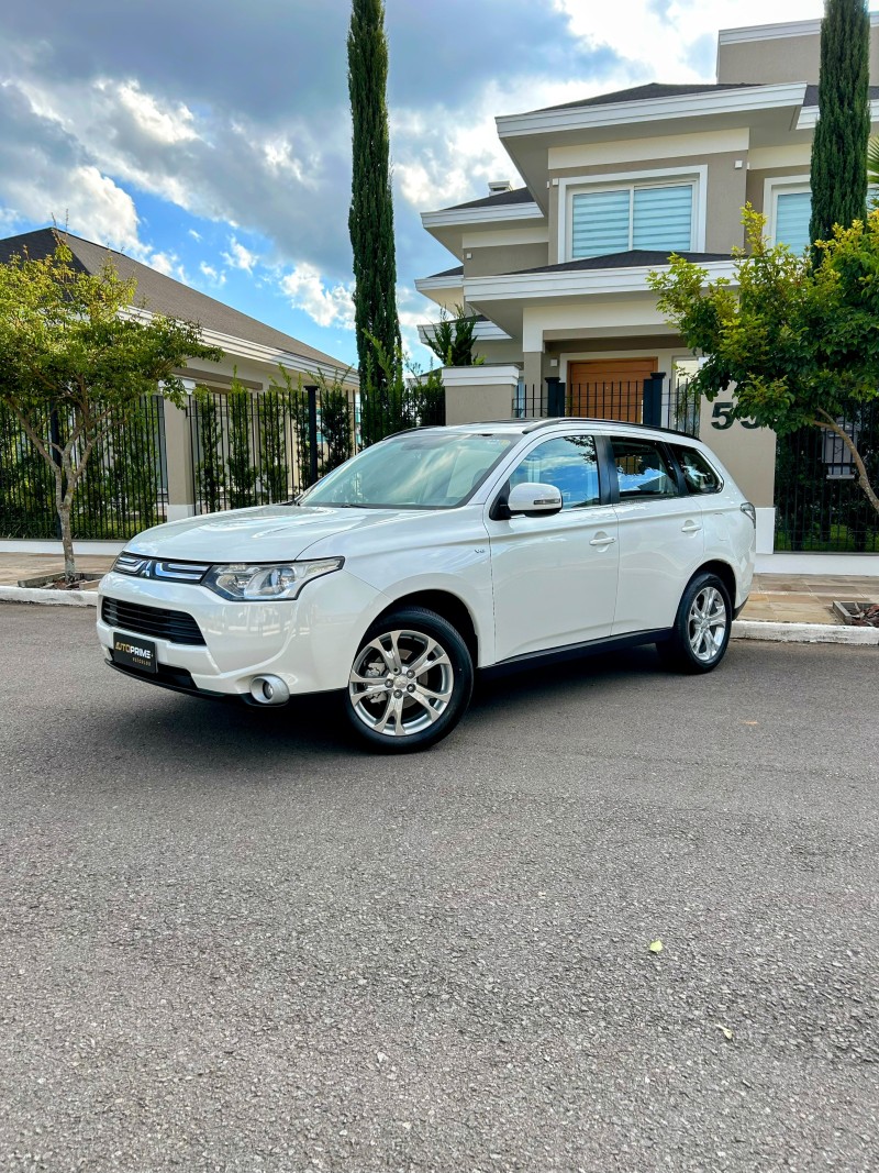 OUTLANDER 3.0 GT 4X4 V6 24V GASOLINA 4P AUTOMÁTICO - 2014 - BENTO GONçALVES