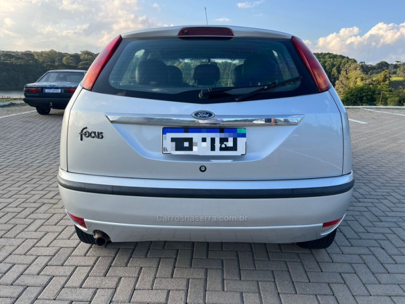 FOCUS 2.0 GHIA 16V GASOLINA 4P MANUAL - 2004 - CAXIAS DO SUL