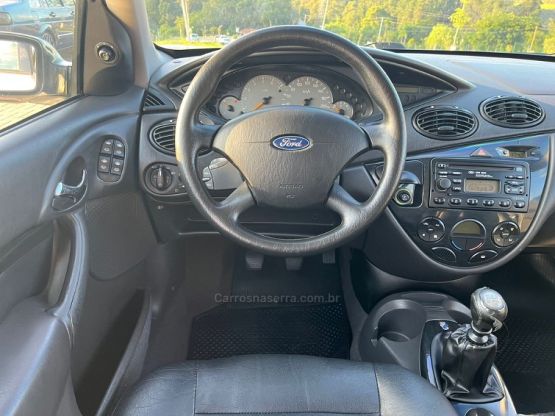 FOCUS 2.0 GHIA 16V GASOLINA 4P MANUAL - 2004 - CAXIAS DO SUL