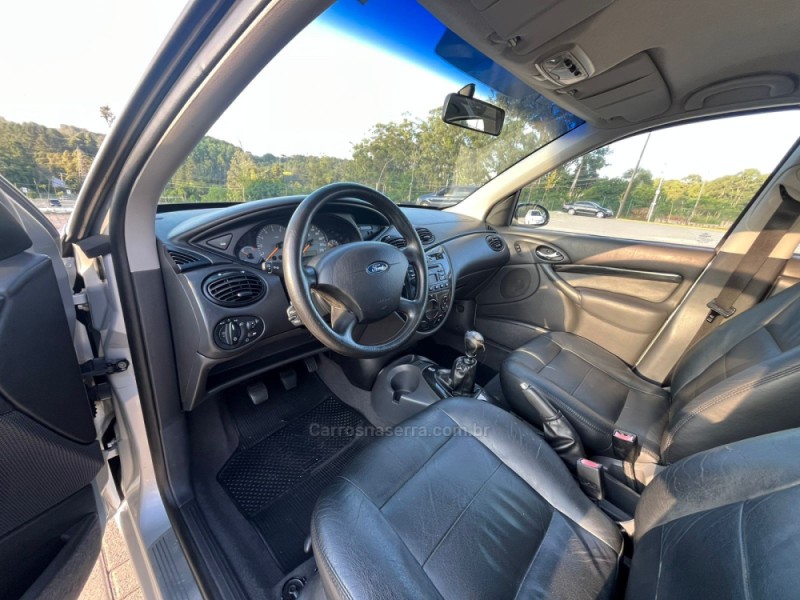 FOCUS 2.0 GHIA 16V GASOLINA 4P MANUAL - 2004 - CAXIAS DO SUL