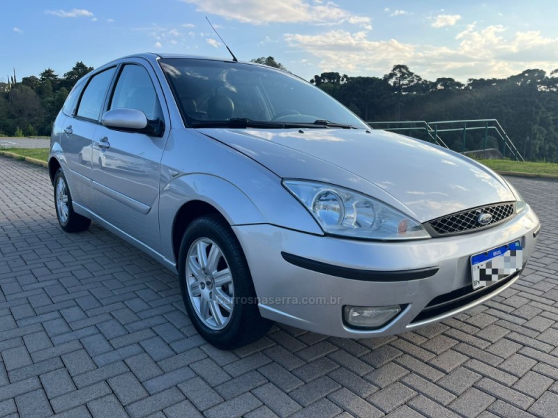 FOCUS 2.0 GHIA 16V GASOLINA 4P MANUAL - 2004 - CAXIAS DO SUL