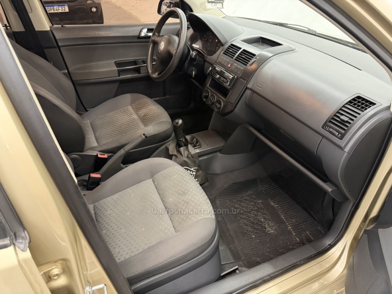POLO 1.6 MI 8V E-FLEX 4P MANUAL - 2004 - CAXIAS DO SUL