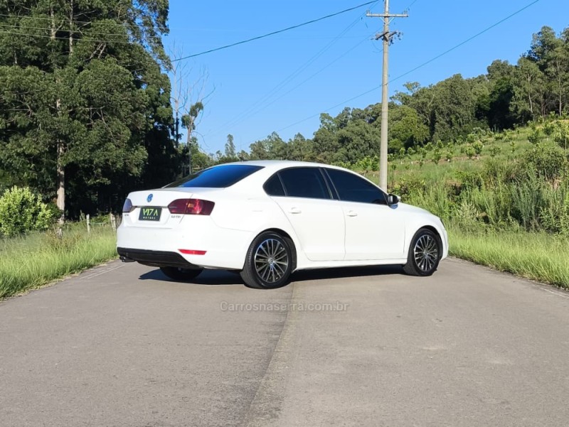 JETTA 2.0 TSI DSG HIGHLINE 200CV GASOLINA 4P AUTOMÁTICO - 2013 - CAXIAS DO SUL