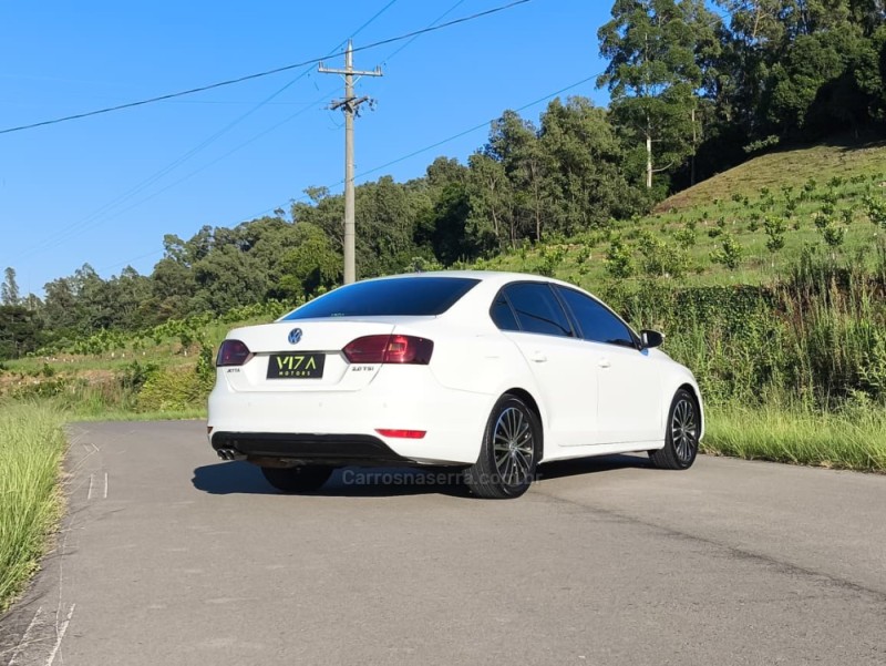 JETTA 2.0 TSI DSG HIGHLINE 200CV GASOLINA 4P AUTOMÁTICO - 2013 - CAXIAS DO SUL