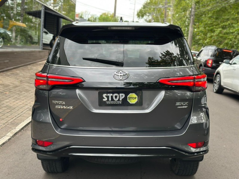 HILUX SW4 2.8 4X4 SRX PLATINUM TURBO 7 LUGARES DIESEL 4P AUTOMÁTICO - 2024 - DOIS IRMãOS