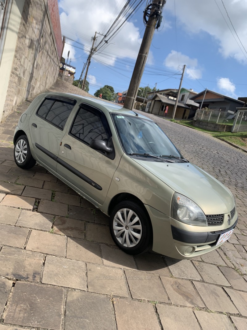 CLIO 1.0 AUTHENTIQUE 16V GASOLINA 4P MANUAL - 2004 - CAXIAS DO SUL
