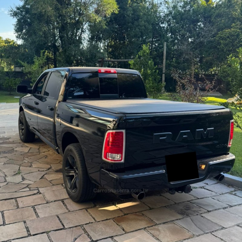 CLASSIC 5.7 V8 GASOLINA LARAMIE NIGHT EDITION CD 4X4 AUTOMÁTICO - 2022 - BENTO GONçALVES