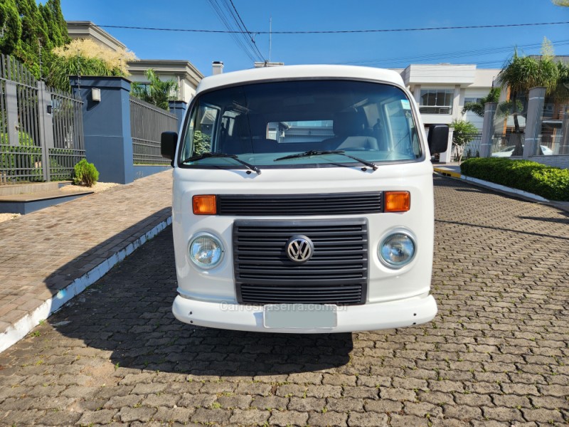 KOMBI 1.4 MI FURGÃO 8V FLEX 3P MANUAL - 2010 - MONTENEGRO