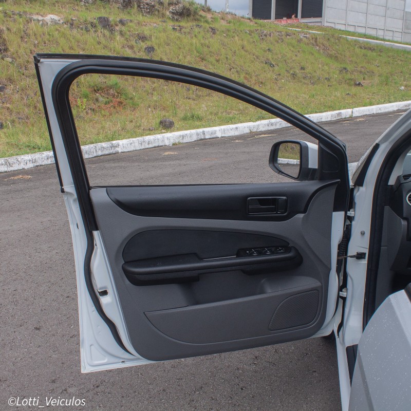 FOCUS 1.6 S 16V FLEX 4P MANUAL - 2012 - FARROUPILHA