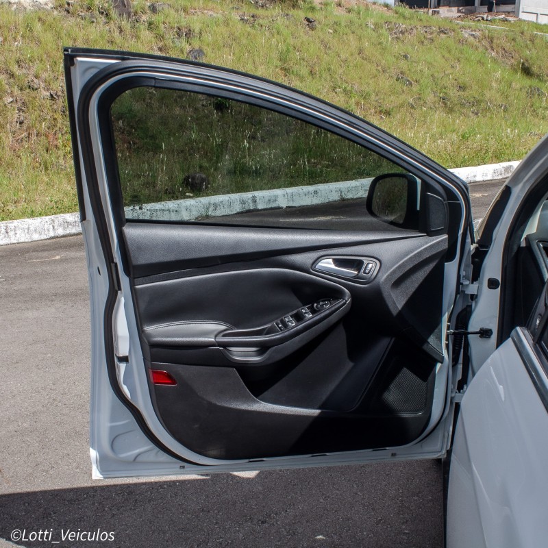 FOCUS 2.0 TITANIUM PLUS 16V FLEX 4P AUTOMÁTICO - 2016 - FARROUPILHA