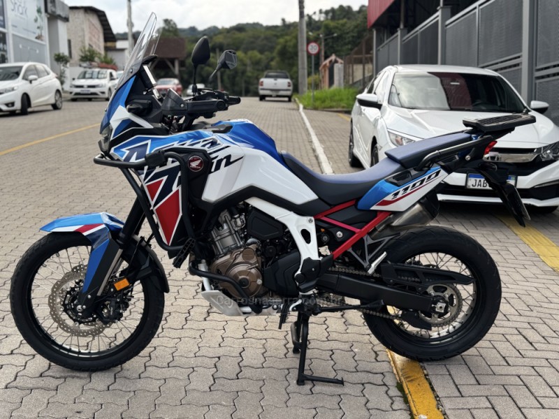 crf 1000l africa twin  2024 feliz