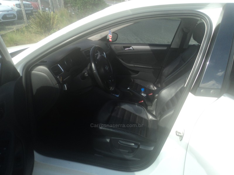 JETTA 2.0 TSI HIGHLINE 211CV GASOLINA 4P DSG - 2013 - FARROUPILHA