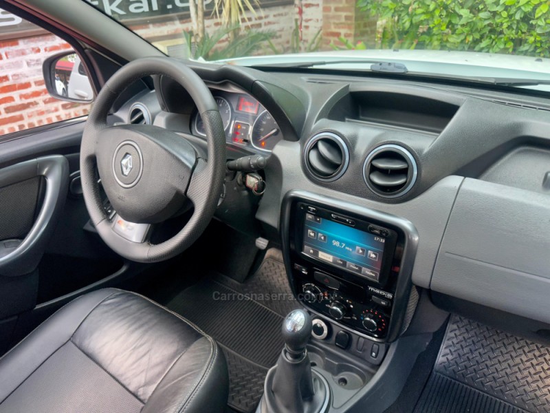 DUSTER 2.0 TECH ROAD II 4X4 16V FLEX 4P MANUAL - 2015 - ROLANTE