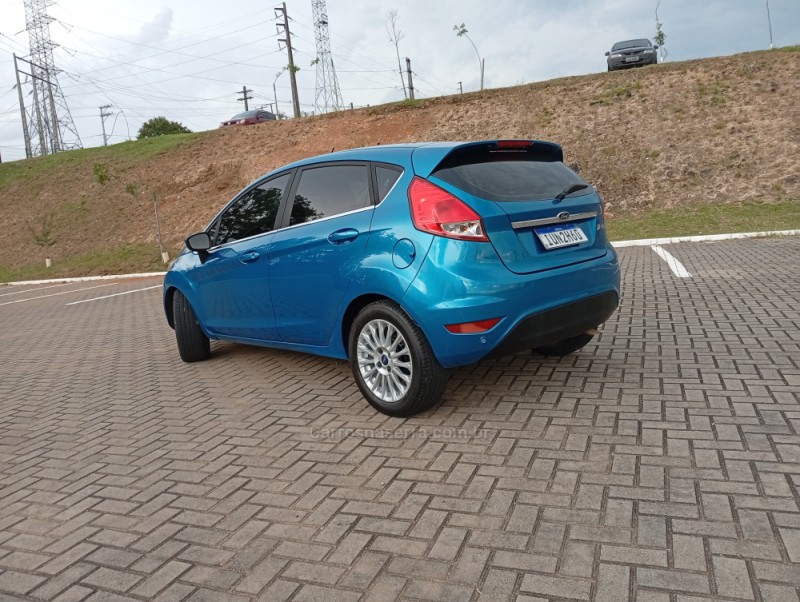 FIESTA 1.6 TITANIUM HATCH 16V FLEX 4P AUTOMÁTICO - 2014 - CAXIAS DO SUL