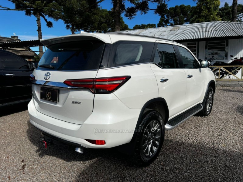 HILUX SW4 2.8 4X4 SRX PLATINUM TURBO 7 LUGARES DIESEL 4P AUTOMÁTICO - 2022 - CANELA