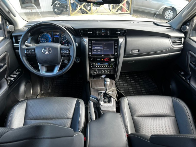 HILUX SW4 2.8 4X4 SRX PLATINUM TURBO 7 LUGARES DIESEL 4P AUTOMÁTICO - 2022 - CANELA