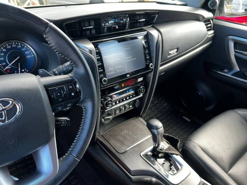 HILUX SW4 2.8 4X4 SRX PLATINUM TURBO 7 LUGARES DIESEL 4P AUTOMÁTICO - 2022 - CANELA