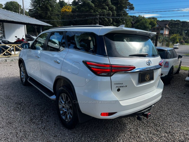 HILUX SW4 2.8 4X4 SRX PLATINUM TURBO 7 LUGARES DIESEL 4P AUTOMÁTICO - 2022 - CANELA