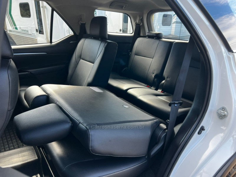 HILUX SW4 2.8 4X4 SRX PLATINUM TURBO 7 LUGARES DIESEL 4P AUTOMÁTICO - 2022 - CANELA