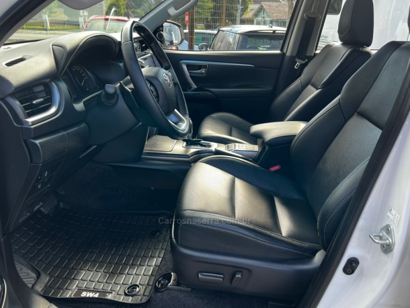 HILUX SW4 2.8 4X4 SRX PLATINUM TURBO 7 LUGARES DIESEL 4P AUTOMÁTICO - 2022 - CANELA
