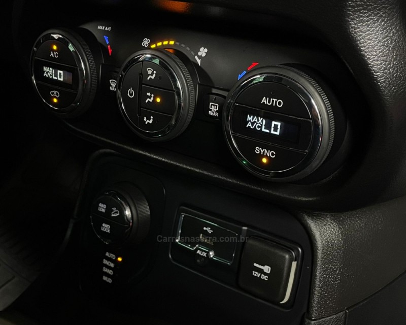 RENEGADE 2.0 16V TURBO DIESEL LONGITUDE 4P 4X4 AUTOMÁTICO - 2016 - VACARIA