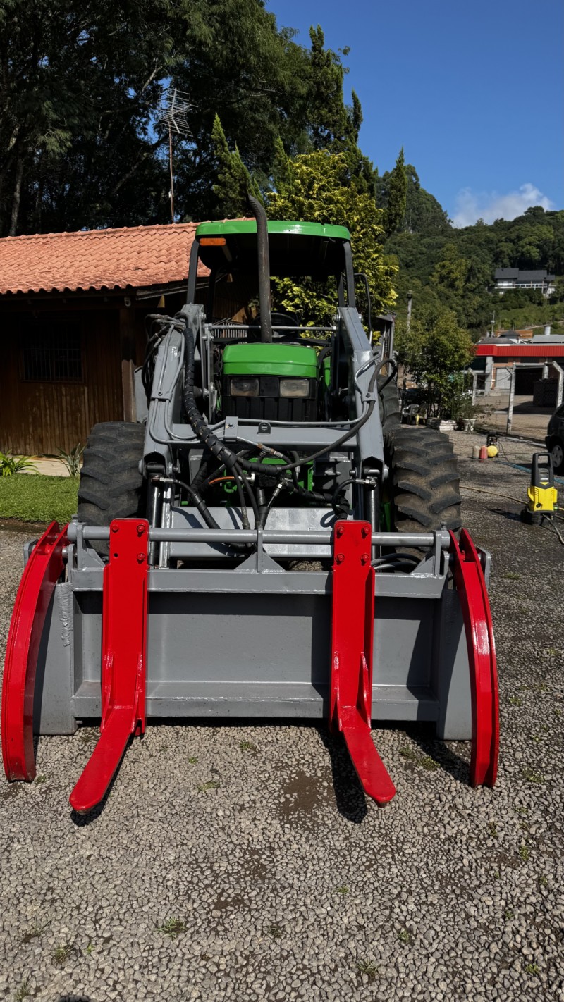 TRATOR 6100 J  - 2002 - GARIBALDI