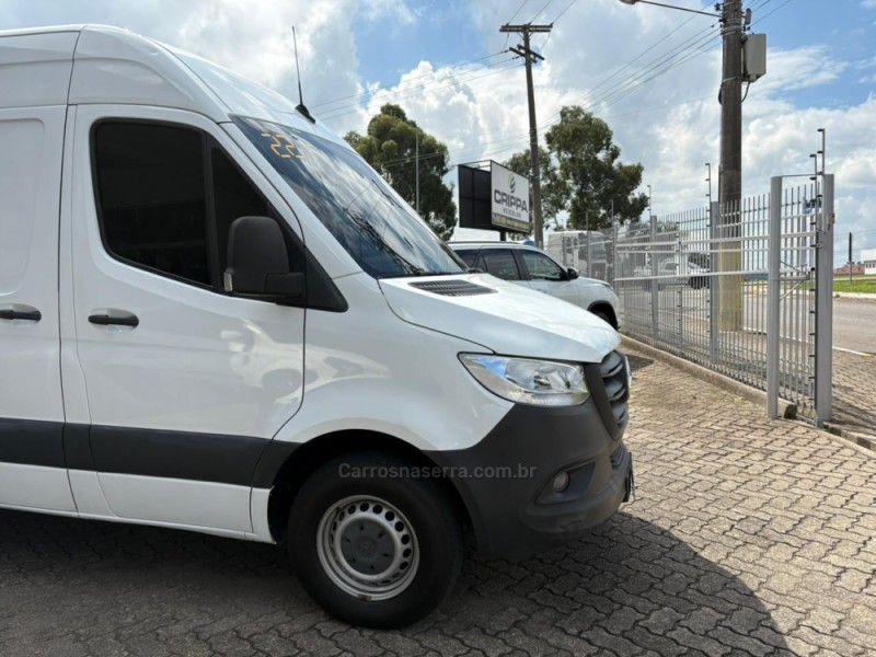 SPRINTER 2.2 CHASSI 416 FURGÃO LONGO TA DIESEL 2P MANUAL - 2022 - FARROUPILHA