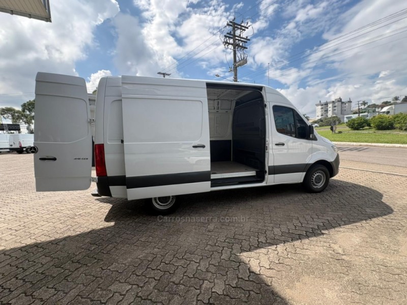 SPRINTER 2.2 CHASSI 416 FURGÃO LONGO TA DIESEL 2P MANUAL - 2022 - FARROUPILHA