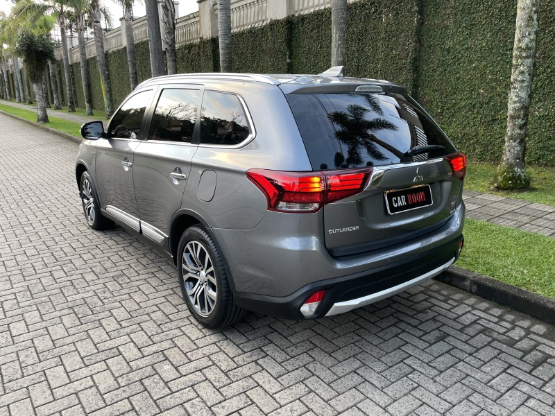OUTLANDER 3.0 GT 4X4 V6 24V GASOLINA 4P AUTOMÁTICO - 2018 - CAXIAS DO SUL