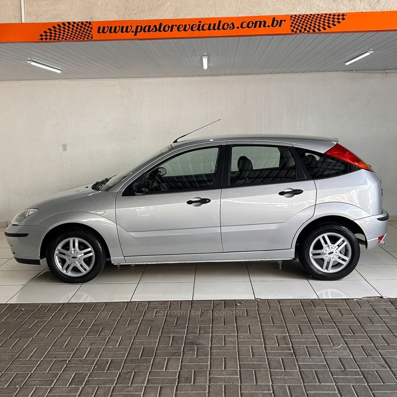 FOCUS 1.6 8V GASOLINA 4P MANUAL - 2005 - VACARIA