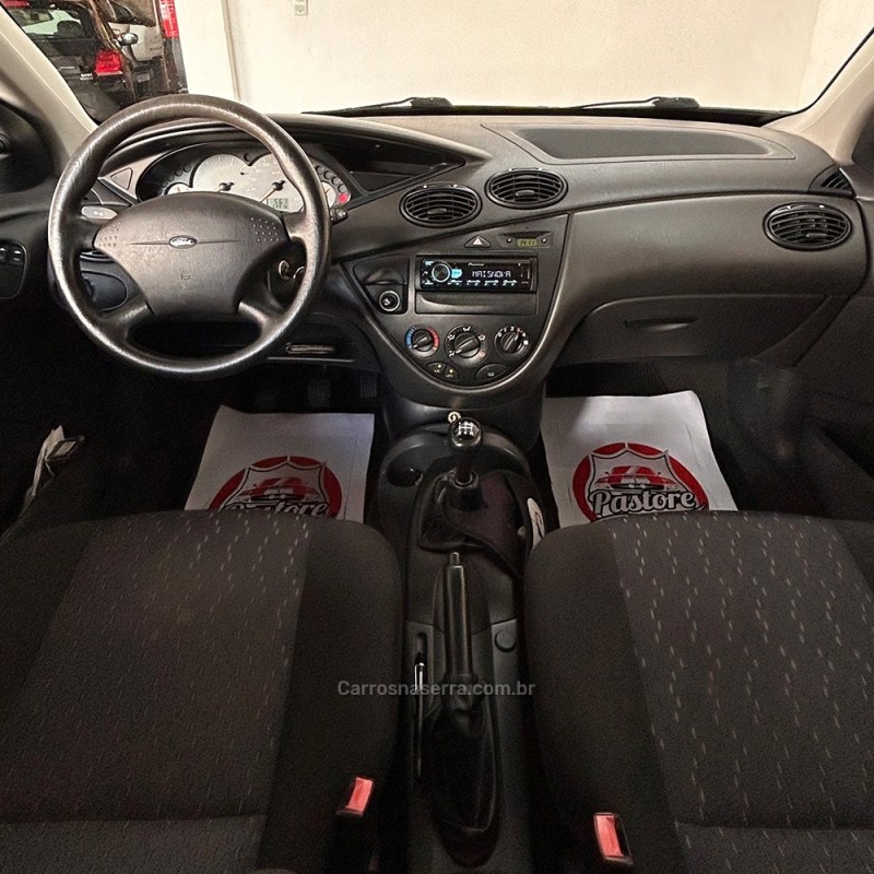 FOCUS 1.6 8V GASOLINA 4P MANUAL - 2005 - VACARIA
