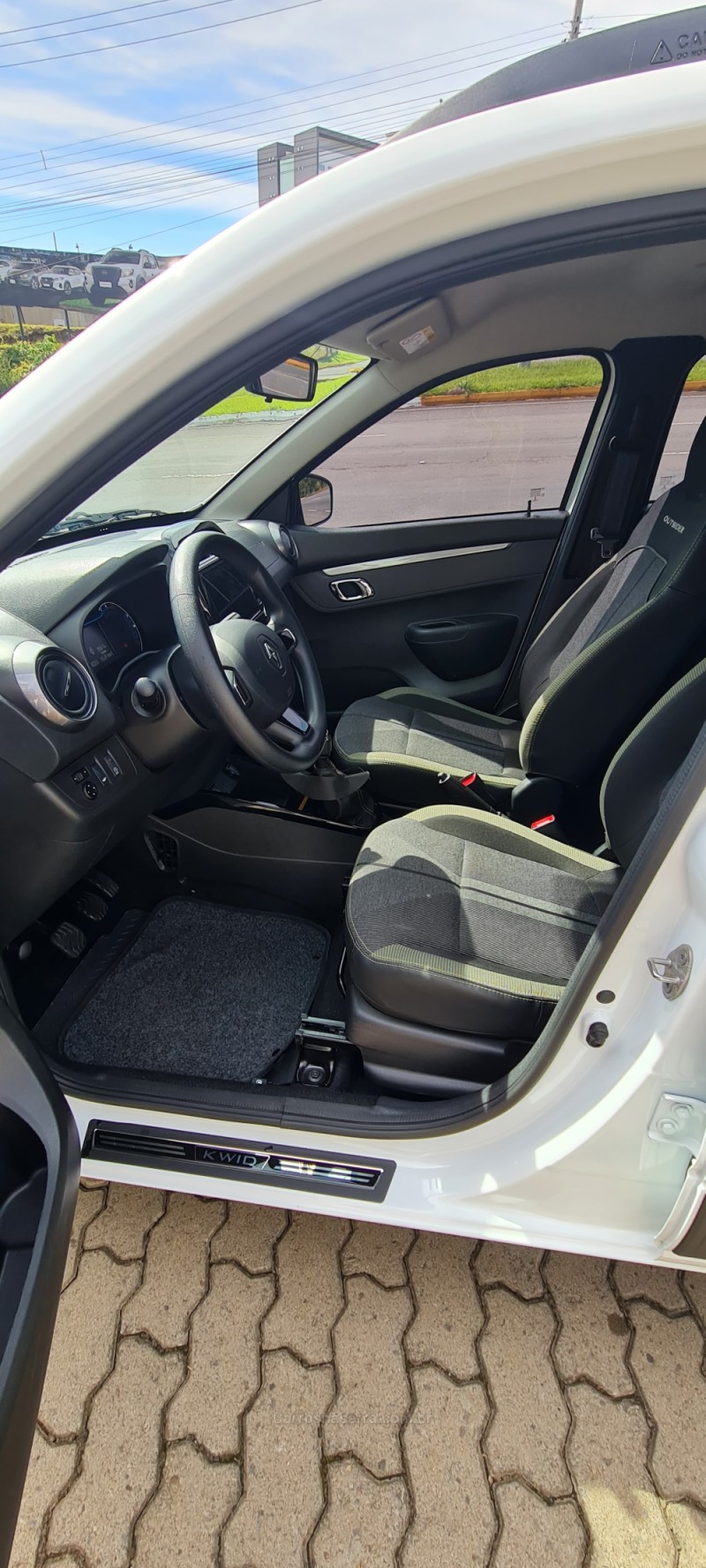 KWID 1.0 12V OUTSIDER FLEX 4P MANUAL - 2023 - CAXIAS DO SUL