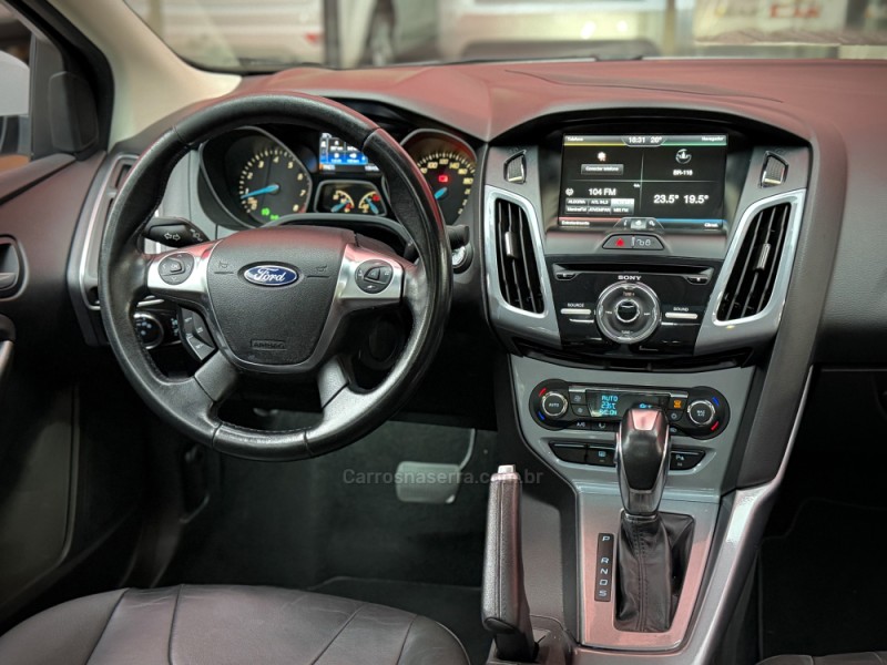 FOCUS 2.0 TITANIUM PLUS FASTBACK 16V FLEX 4P AUTOMÁTICO - 2015 - ESTâNCIA VELHA