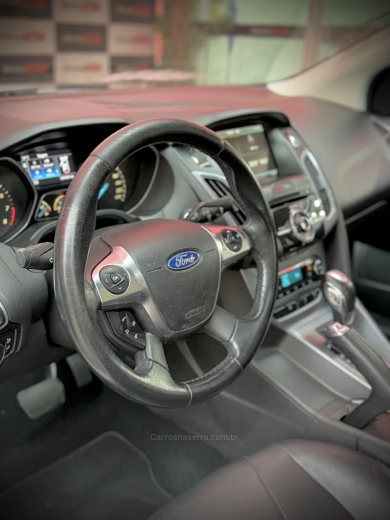 FOCUS 2.0 TITANIUM PLUS FASTBACK 16V FLEX 4P AUTOMÁTICO - 2015 - ESTâNCIA VELHA
