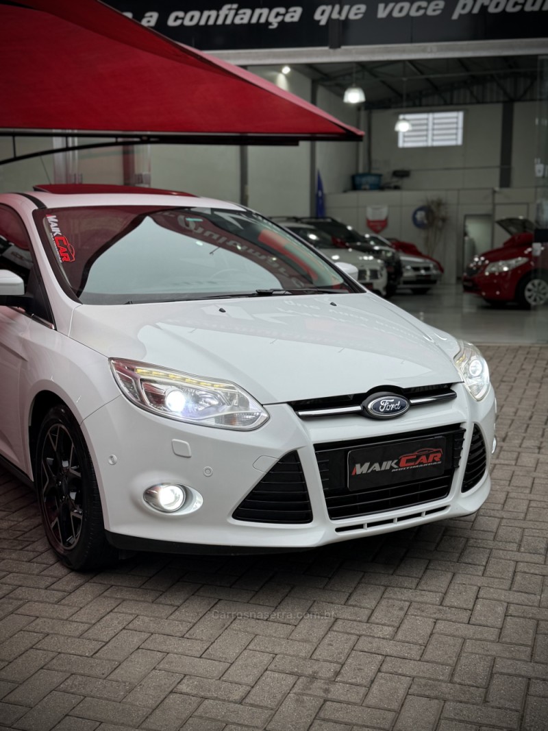 FOCUS 2.0 TITANIUM PLUS FASTBACK 16V FLEX 4P AUTOMÁTICO - 2015 - ESTâNCIA VELHA