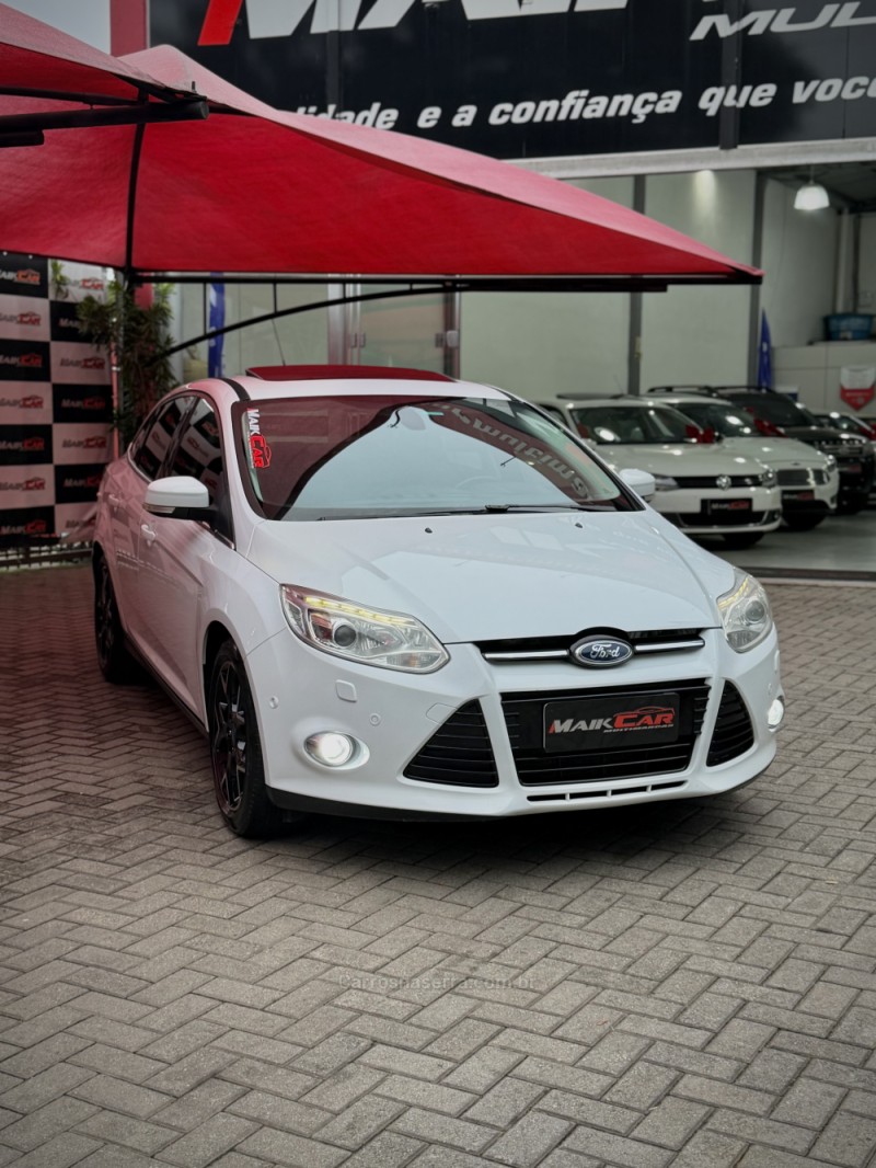FOCUS 2.0 TITANIUM PLUS FASTBACK 16V FLEX 4P AUTOMÁTICO - 2015 - ESTâNCIA VELHA