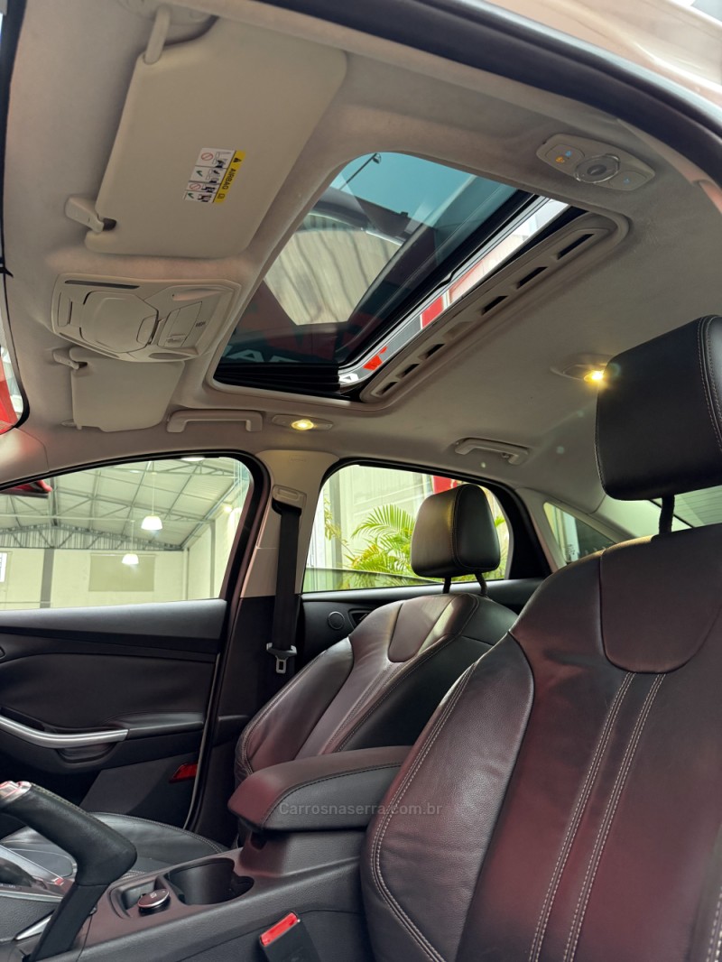 FOCUS 2.0 TITANIUM PLUS FASTBACK 16V FLEX 4P AUTOMÁTICO - 2015 - ESTâNCIA VELHA